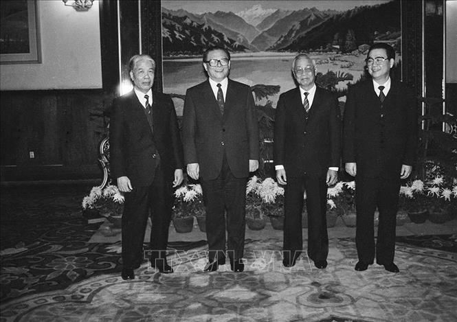  Tổng Bí thư Đảng Cộng sản Trung Quốc Giang Trạch Dân hội đàm với Tổng Bí thư Đỗ Mười, sáng 6/11/1991 tại Bắc Kinh, trong chuyến thăm Trung Quốc. Tại chuyến thăm này, hai nước tuyên bố 
