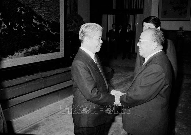  Chủ tịch Trung Quốc Dương Thượng Côn (bên phải) tiếp Đoàn đại biểu cấp cao Đảng, Nhà nước Việt Nam, do Tổng Bí thư Đỗ Mười và Chủ tịch Hội đồng Bộ trưởng Võ Văn Kiệt dẫn đầu, sang thăm Trung Quốc (tháng 11/1991). Tại chuyến thăm này, hai nước tuyên bố 