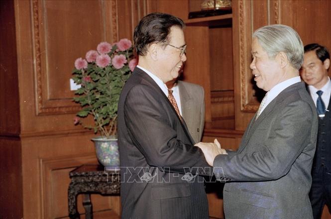  Thủ tướng Trung Quốc Lý Bằng tiếp Tổng Bí thư Đỗ Mười, ngày 28/11/1995, tại Điếu Ngư Đài ở thủ đô Bắc Kinh, trong chuyến thăm hữu nghị chính thức Trung Quốc từ ngày 26/11-2/12/1995. Ảnh: Xuân Lâm/TTXVN
