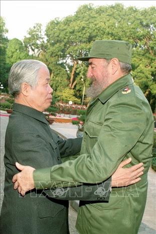  Tổng Bí thư Đỗ Mười đón đồng chí Fidel Castro, Bí thư thứ nhất Ban Chấp hành Trung ương Đảng Cộng sản Cuba, Chủ tịch Hội đồng Nhà nước và Hội đồng Bộ trưởng nước Cộng hòa Cuba, sang thăm hữu nghị chính thức Việt Nam từ 8-12/12/1995. Ảnh: Cao Phong/TTXVN