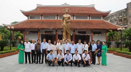 Đoàn chụp ảnh lưu niệm tại Nhà lưu niệm đồng chí Nguyễn Thị Minh Khai.