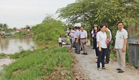 Phó Chủ tịch UBND tỉnh- Trần Hoàng Tựu (bìa phải) khảo sát các tuyến đường giao thông tại xã Tân Phú.