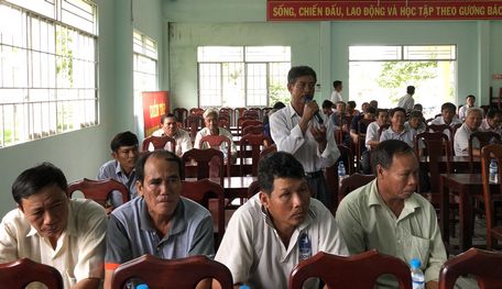 Cử tri huyện Bình Tân phản ánh tình hình khó khăn của khoai lang hiện nay.