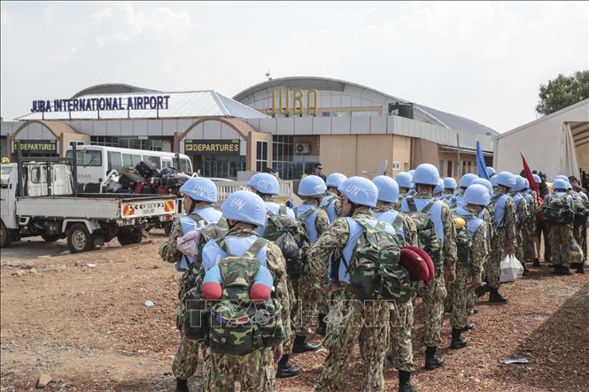 Các bác sĩ quân y Việt Nam lên ô tô, rời sân bay quốc tế Juba đến Bentiu, bắt đầu thực hiện nhiệm vụ gìn giữ hòa bình Liên hợp quốc tại Nam Sudan.