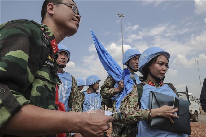 Các bác sĩ quân y Việt Nam tới sân bay quốc tế Juba, bắt đầu thực hiện nhiệm vụ gìn giữ hòa bình Liên hợp quốc tại Nam Sudan.