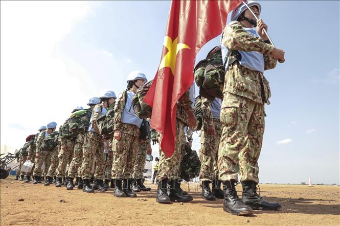Các bác sĩ quân y Việt Nam xếp hàng tại sân bay quốc tế Juba, bắt đầu thực hiện nhiệm vụ gìn giữ hòa bình Liên hợp quốc tại Nam Sudan.