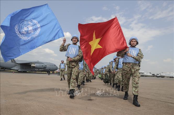 Các bác sĩ quân y Việt Nam giương cao hai lá cờ của Liên hợp quốc và Việt Nam tại sân bay quốc tế Juba, bắt đầu thực hiện nhiệm vụ gìn giữ hòa bình Liên hợp quốc tại Nam Sudan.