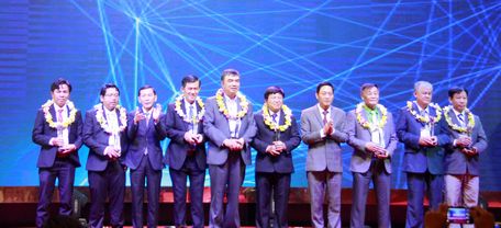  Tại buổi lễ, ban Tổ chức trao cúp tôn vinh 8 doanh nghiệp đổi mới công nghệ tiêu biểu toàn quốc.