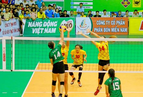 Pha tranh bóng trong trận chung kết giải nữ, VTV Bình Điền Long An (áo xanh) thắng Truyền hình Vĩnh Long 3-1.