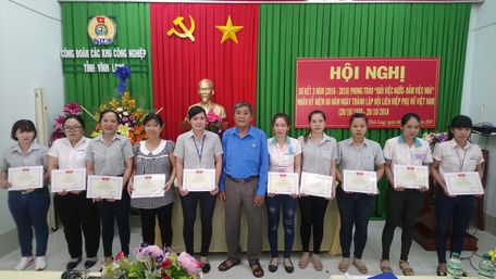 Ông Nguyễn Thành Nhân- Chủ tịch Công đoàn các khu công nghiệp trao giấy khen cho cá nhân xuất sắc 3 năm phong trào “Giỏi việc nước, đảm việc nhà”