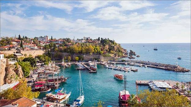 Antalya có sự pha trộn hoàn hảo giữa những bãi biển tuyệt đẹp và văn hóa nguyên bản Thổ Nhĩ Kỳ. Bạn có thể dành nhiều giờ lang thang trên những con đường lát sỏi ở khu phố cổ, tham quan các di tích nổi tiếng như cổng Hadrian, pháo đài La Mã hay tháp Yivli Minare có kiến trúc ấn tượng. (Ảnh: Arrive Turkey)