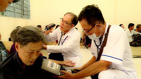Sau khi đưa dân đến nơi trú tránh bão, các y bác sĩ tổ chức khám bệnh cho dân.
