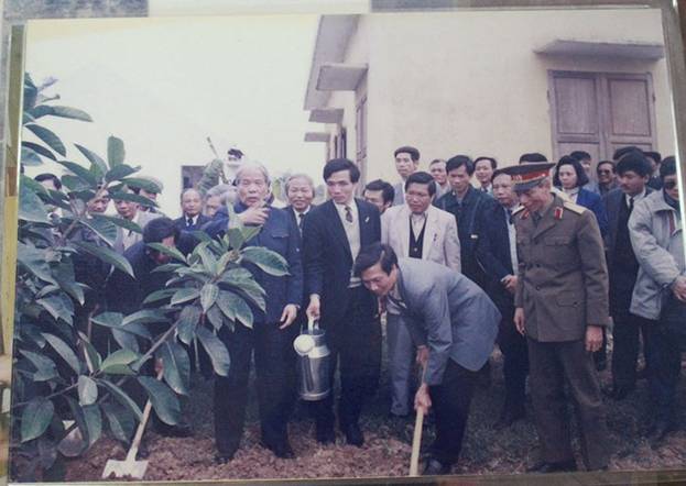 Nguyên Tổng Bí thư Đỗ Mười trồng cây đa lưu niệm tại trụ sở UBND xã Đông Mỹ, huyện Thanh Trì, Hà Nội năm 1996