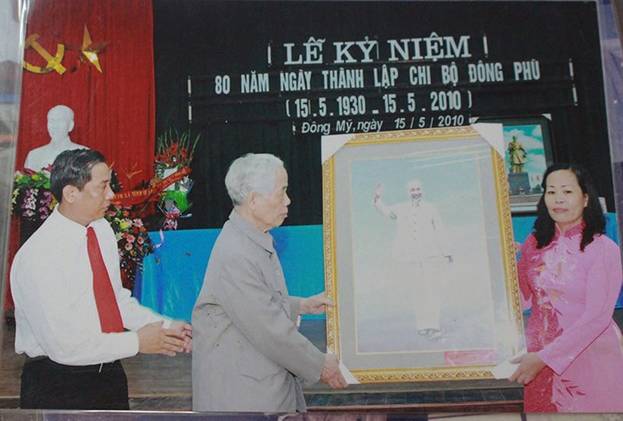  Nguyên Tổng Bí thư Đỗ Mười trao tặng nhân dân xã Đông Mỹ bức chân dung Chủ tịch Hồ Chí Minh nhân dịp về dự lễ kỷ niệm 80 năm ngày thành lập chi bộ Đông Phù, năm 2010
