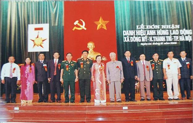 Nguyên Tổng Bí thư Đỗ Mười về dự lễ đón danh hiệu Anh hùng lao động xã Đông Mỹ, huyện Thanh Trì, thành phố Hà Nội năm 2008.