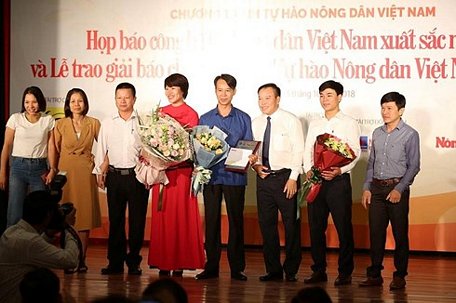 Trao giải cho 11 tác phẩm đoạt giải báo chí toàn quốc Tự hào nông dân Việt Nam 2017-2018.