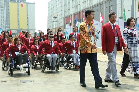 Đoàn Thể thao người khuyết tật Việt Nam tiến vào lễ đài làm lễ thượng cờ. (Ảnh: Hải Ngọc/Vietnam+)