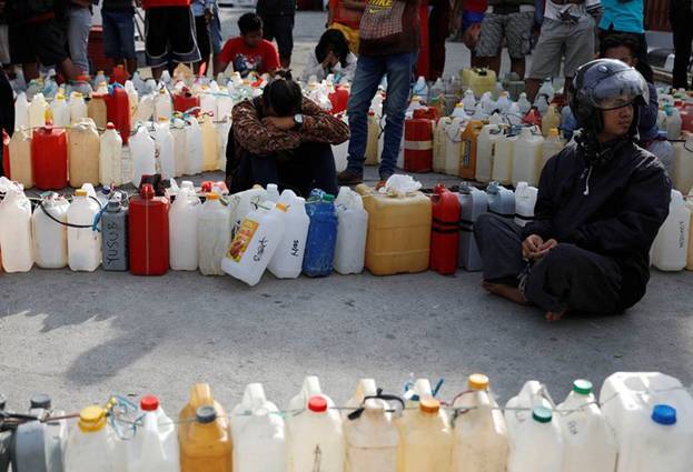  Người dân vùng thảm họa Palu mệt mỏi chờ đợi để mua xăng ở trạm xăng Pertamina. Ảnh: Reuters