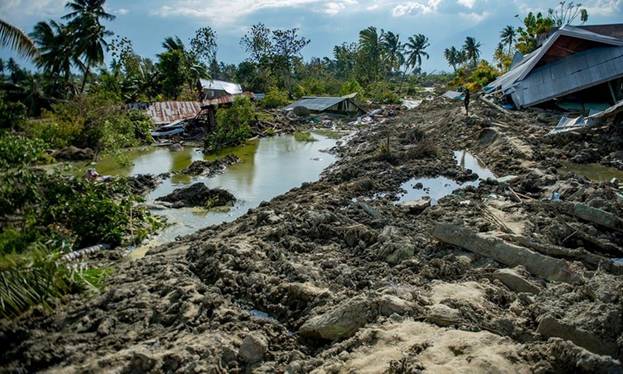  Cảnh tượng ở làng Petobo trên đảo Sulawesi sau trận động đất chẳng còn gì ngoài những bãi đất tan hoang và những ngôi nhà đổ sập. Ảnh: AFP
