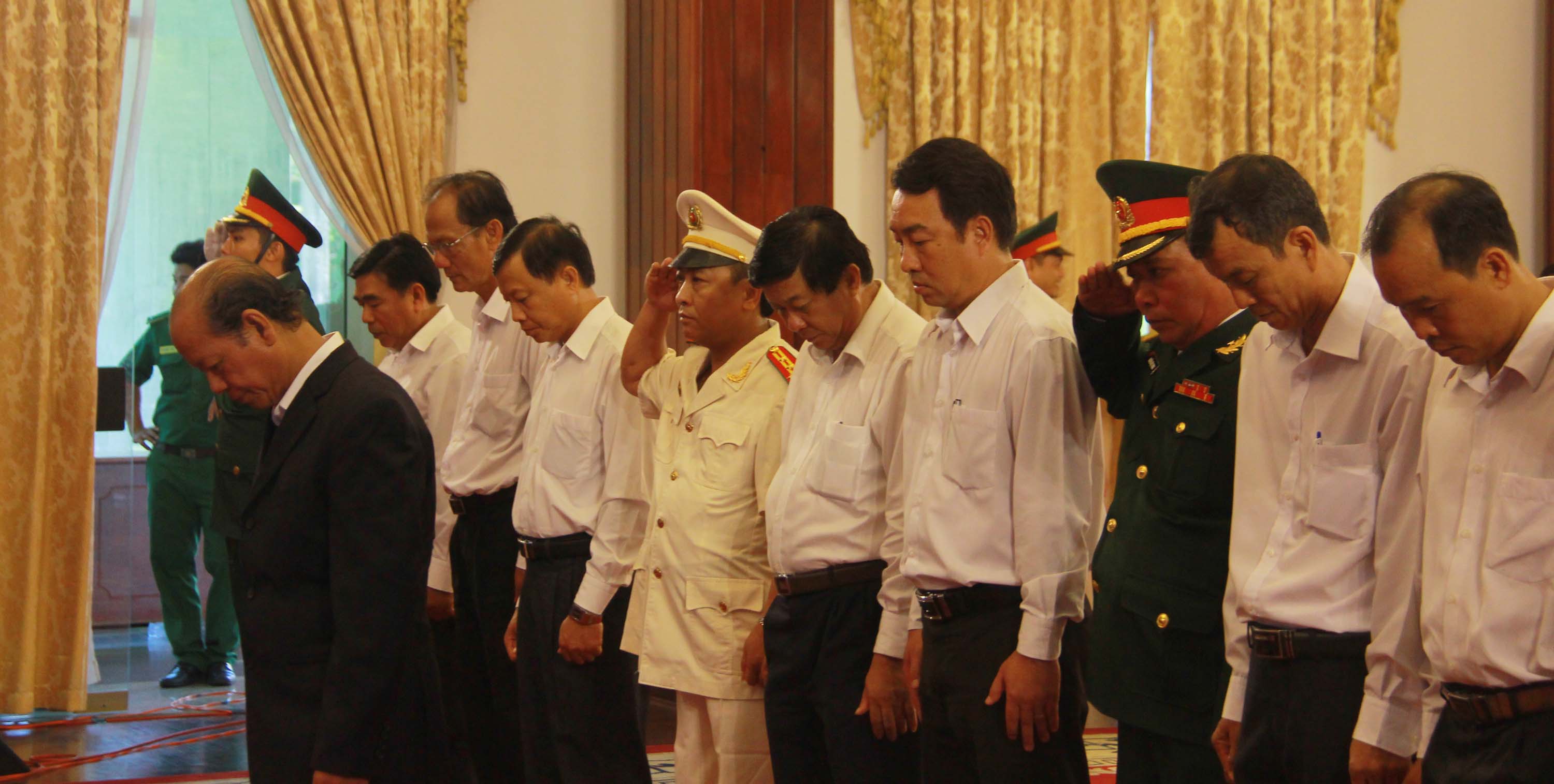 Đoàn Tỉnh ủy, HĐND, UBND, UBMTTQ Việt Nam tỉnh Vĩnh Long dành một phút mặc niệm tưởng nhớ nguyên Tổng Bí thư Đỗ Mười.
