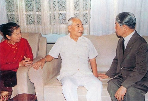 Nguyên Tổng Bí thư Đỗ Mười thăm Hoàng thân Xuphanuvong.