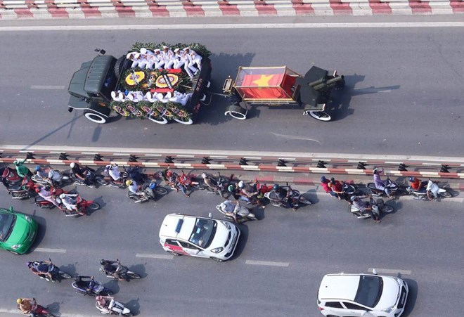 Đoàn xe tang tiến qua đường Giải Phóng. (Ảnh: Minh Sơn/Vietnam+)