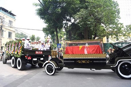 Linh xa chở linh cữu đồng chí Đỗ Mười lăn bánh rời Nhà tang lễ Quốc gia. (Ảnh: Minh Sơn/Vietnam+)