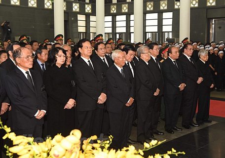 Các vị lãnh đạo Đảng, Nhà nước tại lễ truy điệu. (Ảnh: Minh Sơn/Vietnam+)