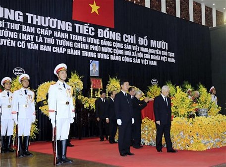 Tổng Bí thư Nguyễn Phú Trọng và các đồng chí lãnh đạo, nguyên lãnh đạo Đảng, Nhà nước đi vòng quanh linh cữu lần cuối, vĩnh biệt đồng chí Đỗ Mười. Ảnh: Nhan Sáng - TTXVN