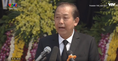 Trưởng ban tổ chức lễ tang, đồng chí Trương Hòa Bình, tuyên bố bắt đầu lễ an táng nguyên Tổng Bí thư Đỗ Mười.