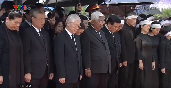 Các đồng chí lãnh đạo, nguyên lãnh đạo Đảng, Nhà nước tiến hành một phút mặc niệm nguyên Tổng Bí thư Đỗ Mười