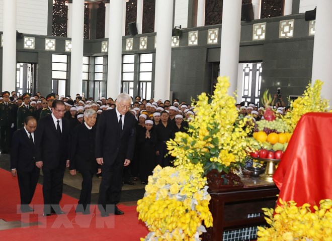  Tổng Bí thư Nguyễn Phú Trọng và các đồng chí lãnh đạo, nguyên lãnh đạo Đảng, Nhà nước nghiêng mình tưởng niệm trước linh cữu lần cuối, vĩnh biệt đồng chí Đỗ Mười. (Ảnh: Trí Dũng/TTXVN)