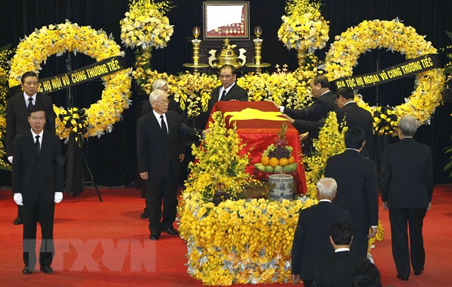  Tổng Bí thư Nguyễn Phú Trọng và các đồng chí lãnh đạo, nguyên lãnh đạo Đảng, Nhà nước đi vòng quanh linh cữu lần cuối, vĩnh biệt đồng chí Đỗ Mười. (Ảnh: Văn Điệp/TTXVN)
