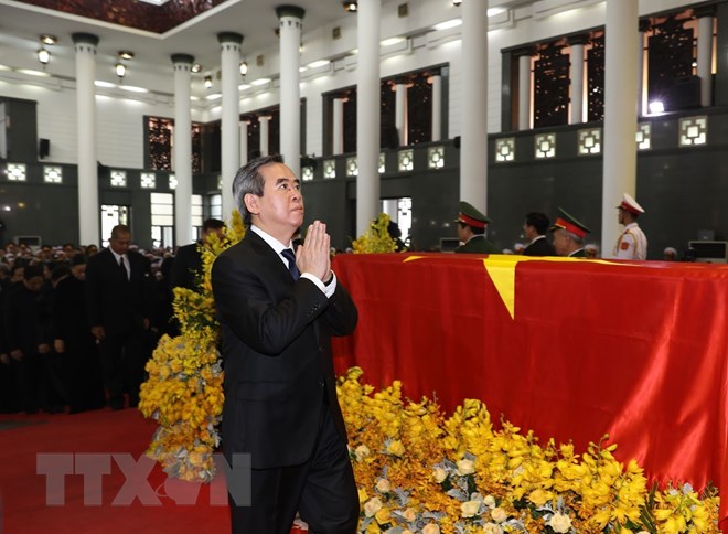  Trưởng ban Kinh tế Trung ương Nguyễn Văn Bình đi vòng quanh linh cữu nguyên Tổng Bí thư Đỗ Mười lần cuối. (Ảnh: Trí Dũng/TTXVN)