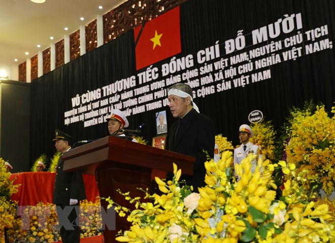  Ông Nguyễn Duy Trung, con trai nguyên Tổng Bí thư Đỗ Mười, thay mặt gia đình phát biểu bày tỏ lòng cảm ơn tới các đồng chí lãnh đạo Đảng, Nhà nước, những người bạn quốc tế đã tới chia buồn cùng gia đình. (Ảnh: Trí Dũng/TTXVN)