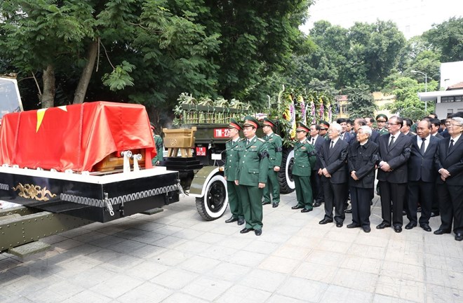 Đội tiêu binh thực hiện nghi lễ chuyển linh cữu nguyên Tổng Bí thư Đỗ Mười ra xe tang. (Ảnh: Văn Điệp/TTXVN)