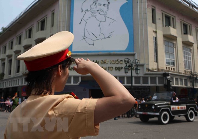  Chiến sỹ cảnh sát giao thông àm nhiệm vụ trên phố Tràng Tiền-Hàng Khay tiễn đưa nguyên Tổng Bí thư Đỗ Mười. (Ảnh: Thanh Tùng/TTXVN)