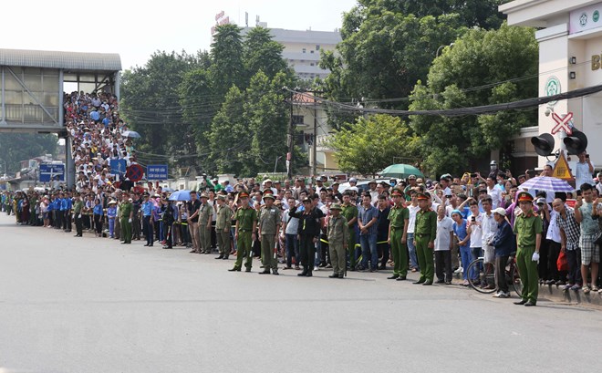 Người dân Thủ đô đưa tiễn linh cữu nguyên Tổng Bí thư Đỗ Mười trên đường Giải Phóng, trước cổng Bệnh viện Bạch Mai. (Ảnh: Dương Giang/TTXVN)