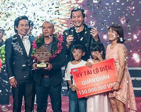 Với ngôi vị cao nhất, nghệ sĩ xiếc đường phố Minh Nhật - Quán quân “Kỳ tài lộ diện 2018”nhận được phần thưởng là 150 triệu đồng.