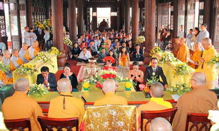 Ngoài việc tổ chức cưới tại nhà thờ hay tại gia, thời gian qua rất nhiều các bạn trẻ lựa chọn đám cưới tại chùa hay còn gọi là lễ Hằng Thuận.