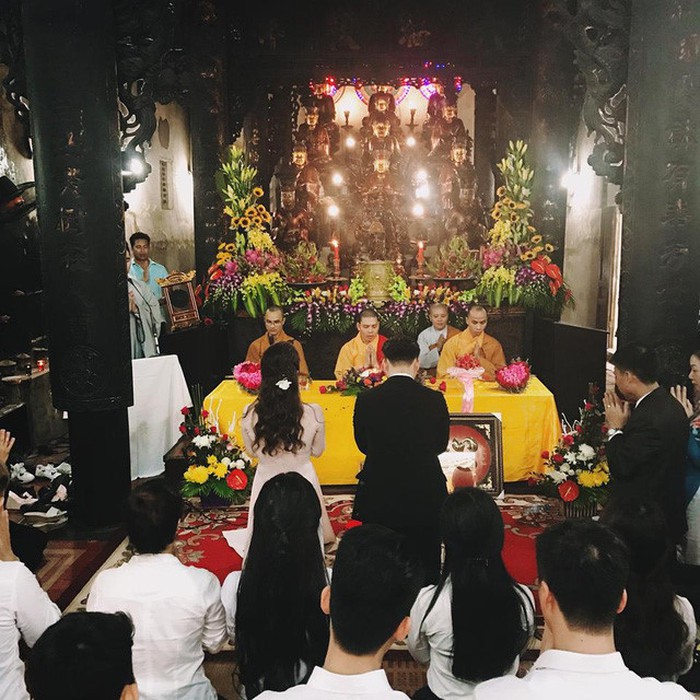 Không chỉ có các bạn trẻ mà nhiều người nổi tiếng tại Việt Nam cũng đã chọn hình thức tổ chức lễ cưới tại chùa trong ngày đặc biệt của mình.