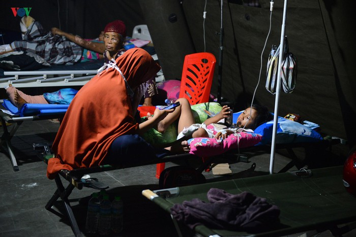 Các bệnh viện được lập ra bởi quân đội Indonesia, tổ chức chữ thập đỏ và các tổ chức quốc tế nhằm trợ giúp những người bị thương. Tuy nhiên, chung với hoàn cảnh hiện tại, điều kiện cơ sở vật chất ở đây cực kỳ khó khăn.