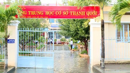  Trường THCS xã Thạnh Quới bị ngập toàn sân trường.