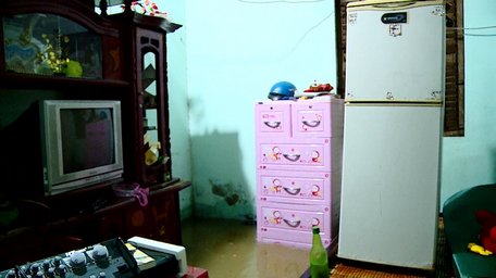 Nhiều nhà dân bị nước ngập sâu bất ngờ không kịp chuyển đồ đạc, làm hư hỏng nhiều vật dụng trong gia đình.