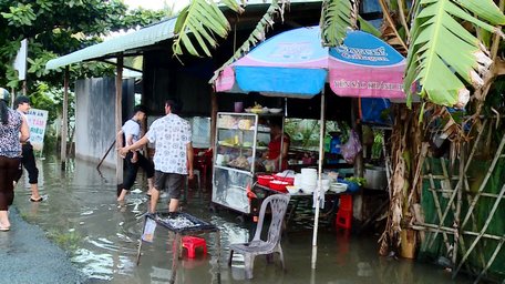 Việc kinh doanh, mua bán cũng bị ảnh hưởng lớn khi nước dâng cao, ngập nhà.