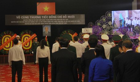 Trong sáng 6/10, có hơn 150 đoàn vào viếng nguyên Tổng Bí thư Đỗ Mười tại Hội trường Thống nhất (TP Hồ Chí Minh).