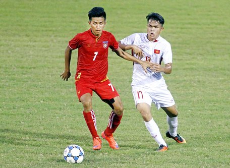 Pha tranh bóng trong trận U19 Việt Nam (áo trắng) hòa 2-2 trước U21 Mayanmar, tại Giải quốc tế U21 Cúp Báo Thanh Niên 2017.