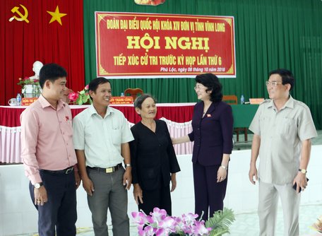 Quyền Chủ tịch nước Đặng Thị Ngọc Thịnh trao đổi với cử tri Tam Bình.