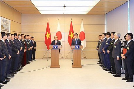 Thủ tướng Nguyễn Xuân Phúc và Thủ tướng Nhật Bản Shinzo Abe phát biểu trước báo chí, sau hội đàm. (Ảnh: Thống Nhất/TTXVN)