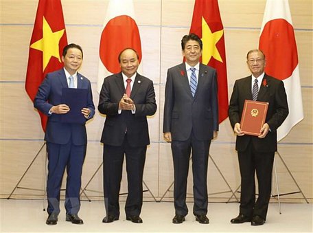 Thủ tướng Nguyễn Xuân Phúc và Thủ tướng Nhật Bản Shinzo Abe chứng kiến lễ ký Bản ghi nhớ về hợp tác trong lĩnh vực chính sách biển và đại dương giữa Bộ Tài nguyên và Môi trường Việt Nam và Văn phòng Nội các Nhật Bản. (Ảnh: Thống Nhất/TTXVN)